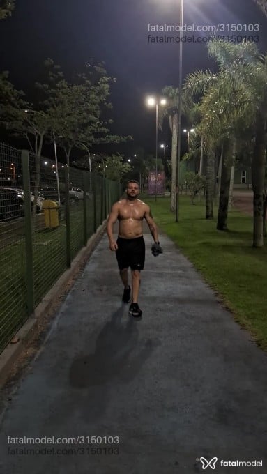 Acompanhante homem com cabelo grisalho de olhos azuis em Criciúma - Havvy
