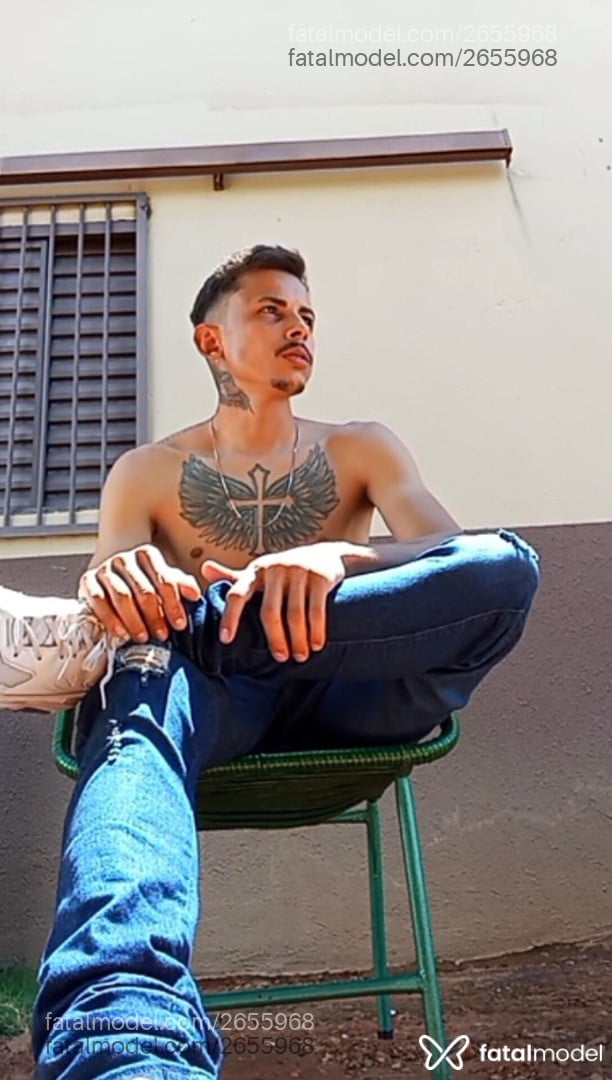 Acompanhante homem com cabelo castanho de olhos pretos - Renan