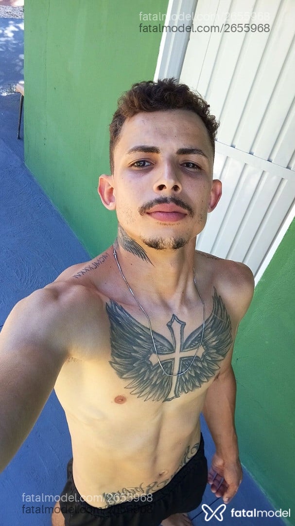 Acompanhante homem com cabelo castanho de olhos pretos - Renan