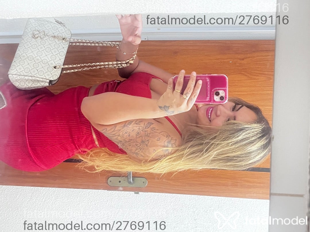 Acompanhante mulher loira (o) de olhos pretos em Cristalina - ísis