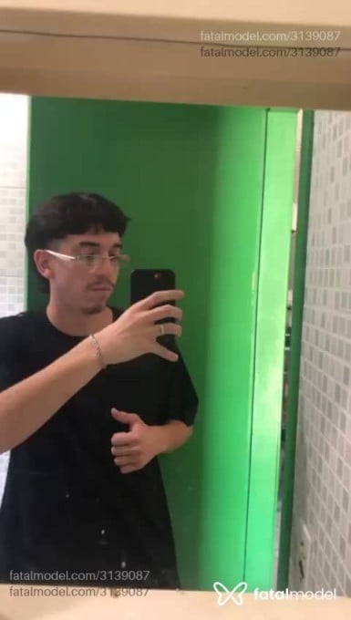 Acompanhante homem com cabelo castanho de olhos castanhos em São Leopoldo Acompanhante homem com cabelo castanho de olhos castanhos em São Leopoldo - Henrique