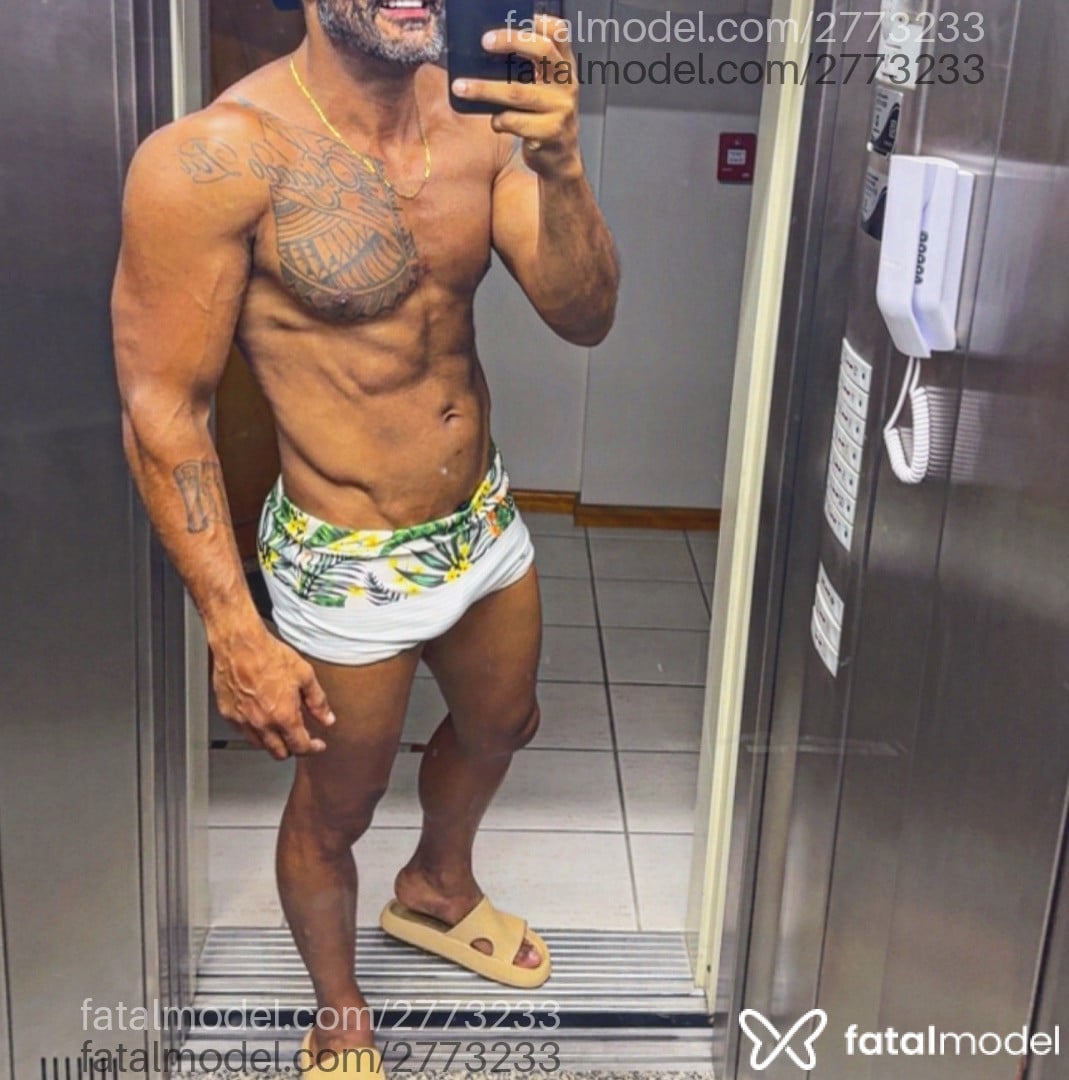 Acompanhante não-binário morena (o) de olhos castanhos em Balneário Camboriú - Tiago Treinador