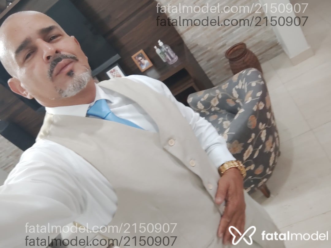 Acompanhante homem sem cabelo de olhos castanhos em Brasília - Lucius