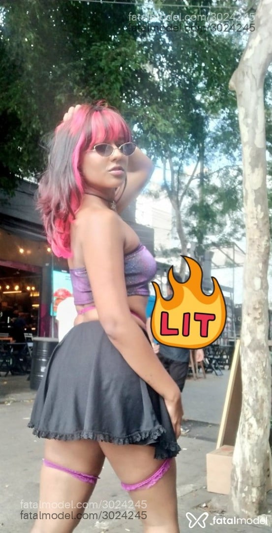 Acompanhante mulher com cabelo colorido de olhos pretos em São Paulo - Camila Santos