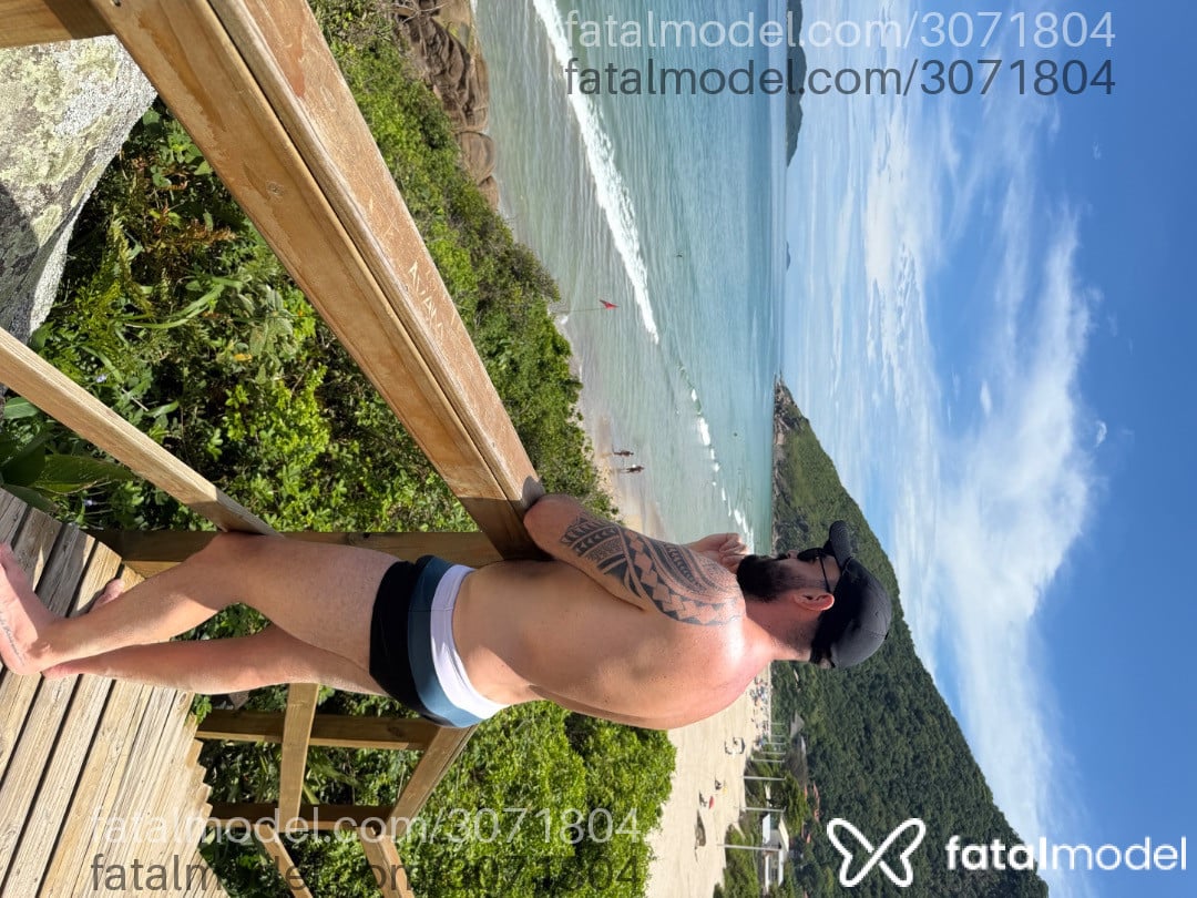 Acompanhante homem com cabelo castanho de olhos verdes em Florianópolis - Thiago Campos