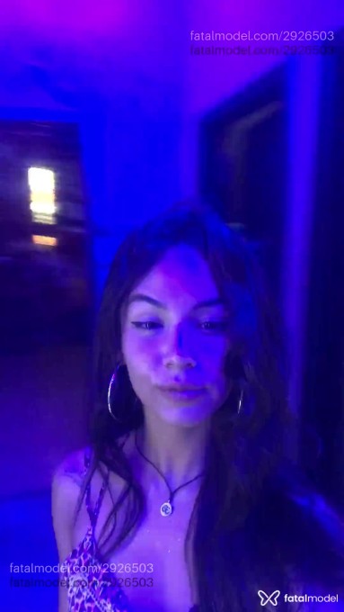 Acompanhante mulher morena (o) de olhos castanhos em Virtual Acompanhante mulher morena (o) de olhos castanhos em Virtual - Caroline