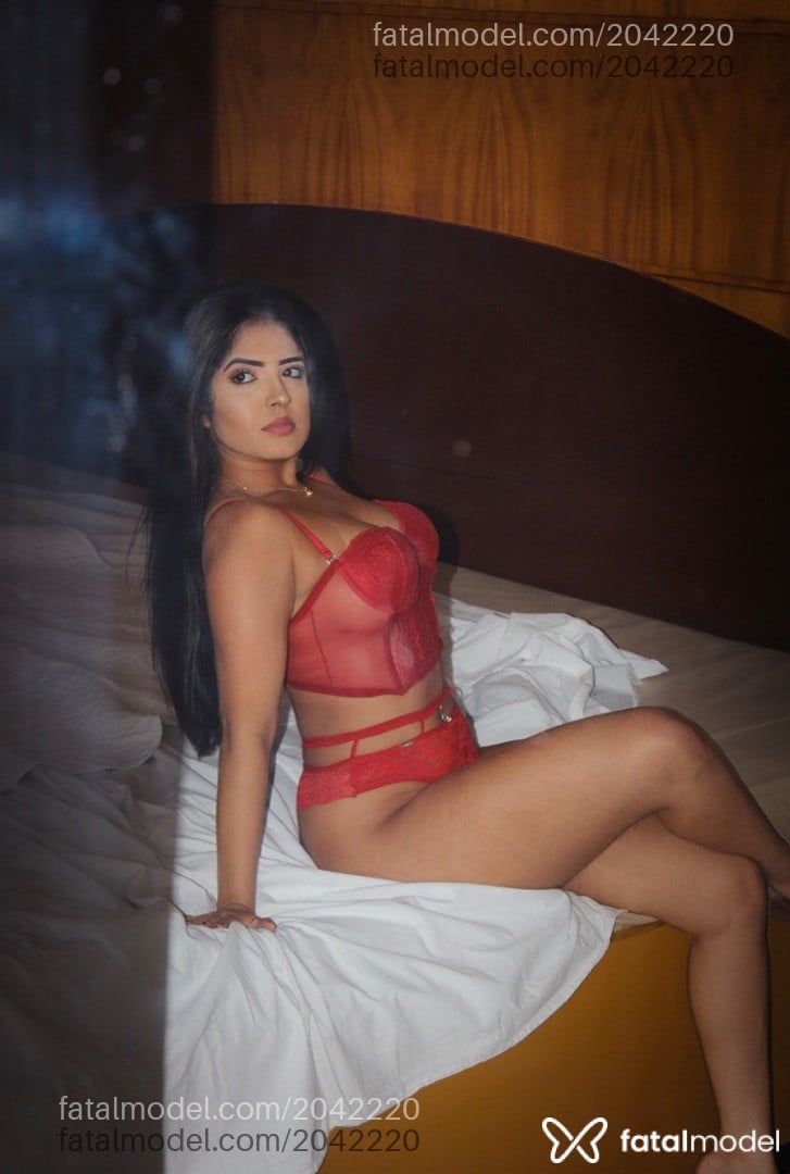 Acompanhante mulher morena (o) de olhos pretos - Clara Barros