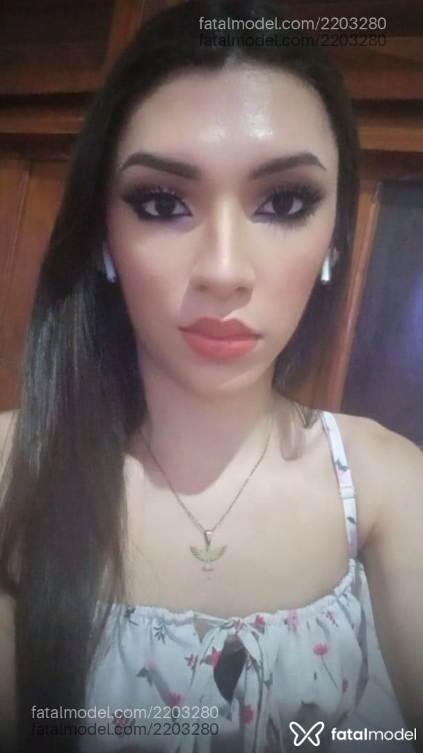 Acompanhante mulher trans com cabelo castanho de olhos mel em São Luís - Lua Turquesa