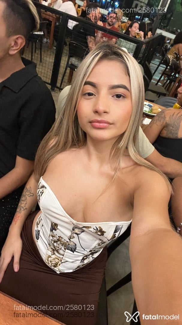Acompanhante mulher loira (o) de olhos pretos - Veronica