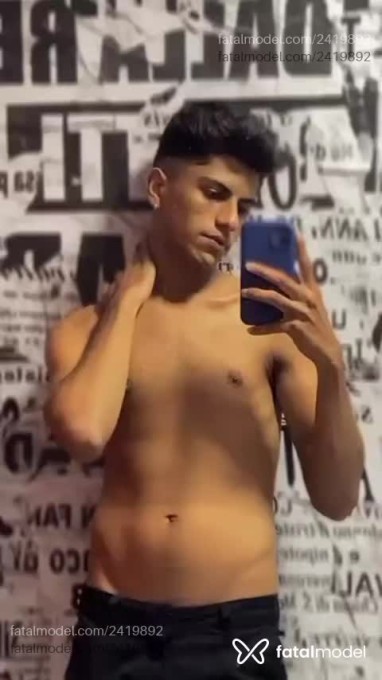 Acompanhante homem com cabelo castanho de olhos castanhos - Luk