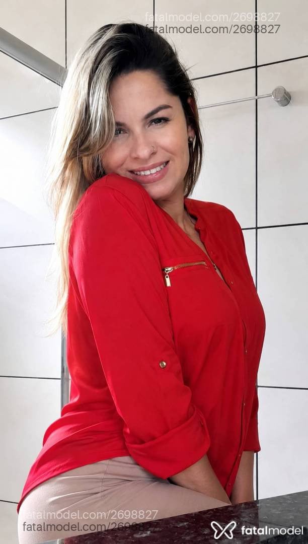 Acompanhante mulher com cabelo grisalho de olhos castanhos - Crystal Suggar