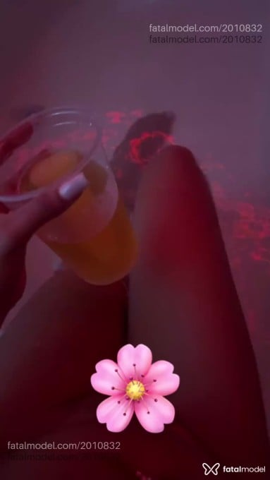 Acompanhante mulher morena (o) de olhos pretos - Jeninha Acompanhante mulher morena (o) de olhos pretos - Jeninha