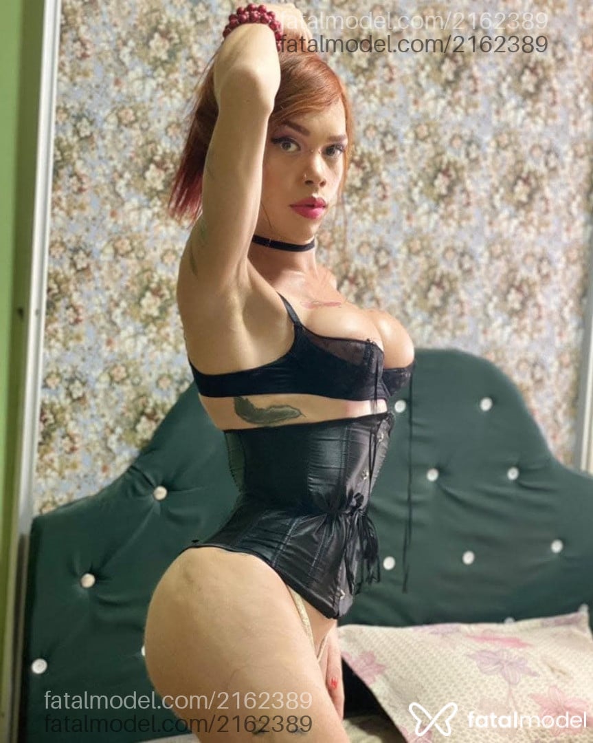 Acompanhante mulher trans com cabelo colorido de olhos mel em Cabo Frio - Agatha Fabulosa