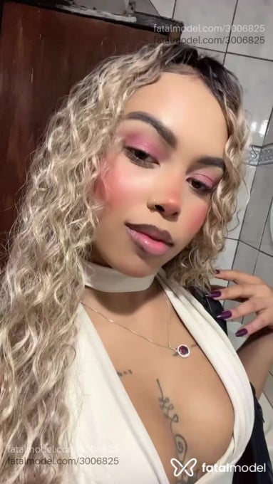 Acompanhante mulher loira (o) de olhos castanhos em Inhapim - Hilary Amorim