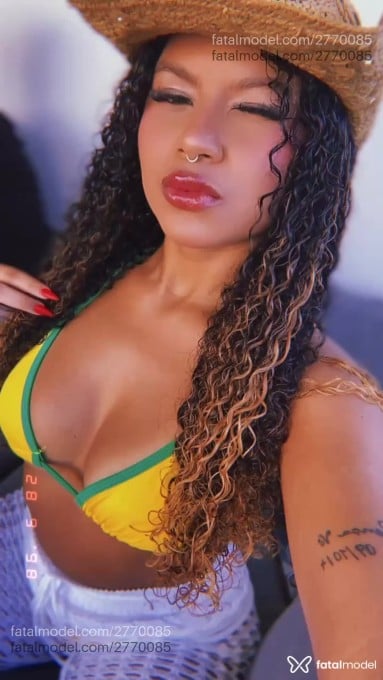 Acompanhante mulher com cabelo castanho de olhos pretos em Curitiba Acompanhante mulher com cabelo castanho de olhos pretos em Curitiba - Maya