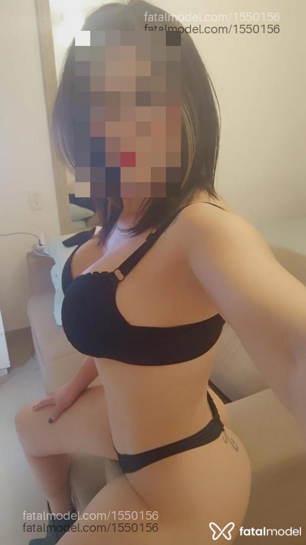Acompanhante mulher com cabelo colorido de olhos castanhos - Sheila Falcão
