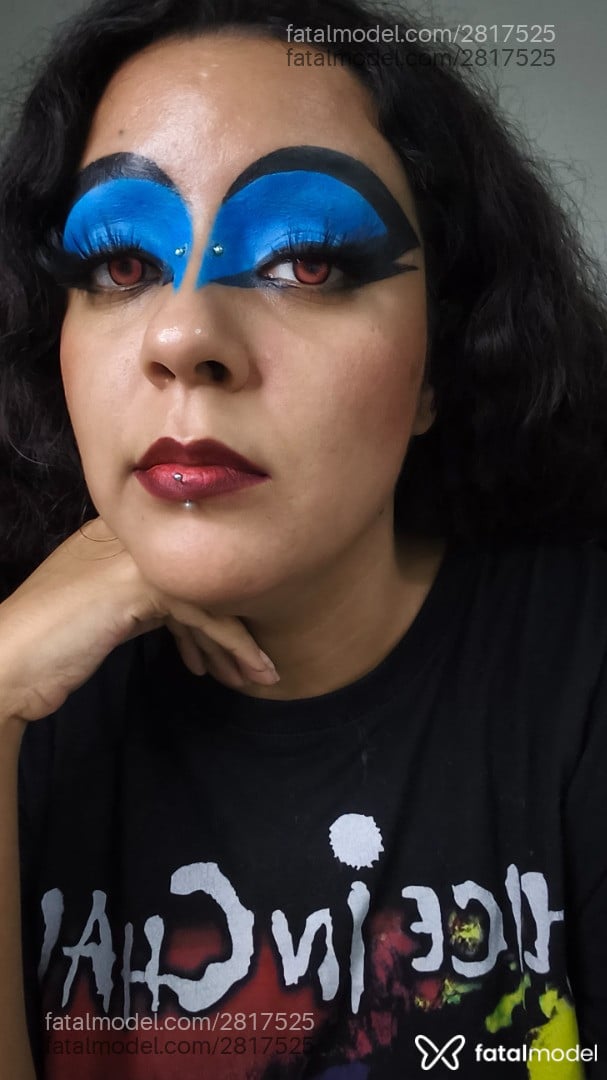 Acompanhante mulher com cabelo colorido de olhos castanhos - Lola Harlot