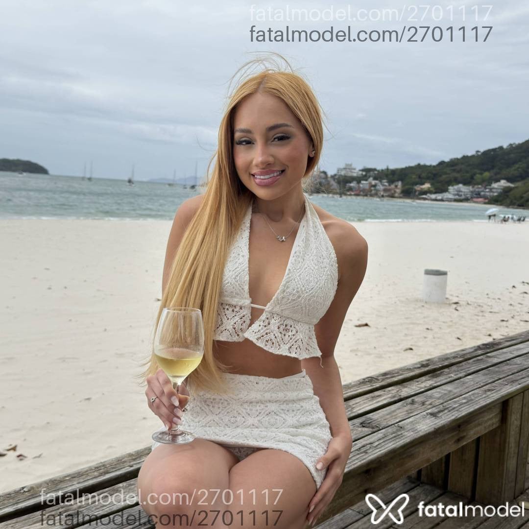 Acompanhante mulher loira (o) de olhos castanhos - Maria Eduarda