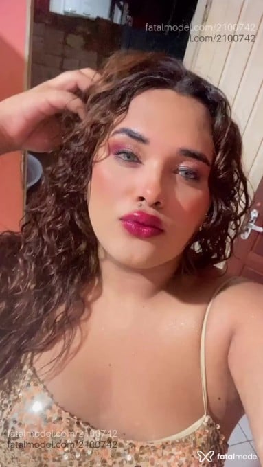 Acompanhante mulher trans com cabelo castanho de olhos castanhos em Goiânia - Thalita Still