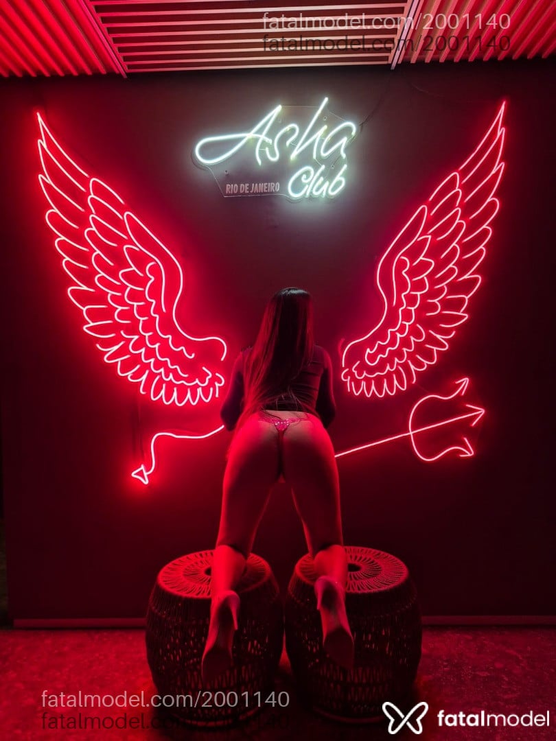 Acompanhante mulher com cabelo castanho de olhos pretos - Agatha