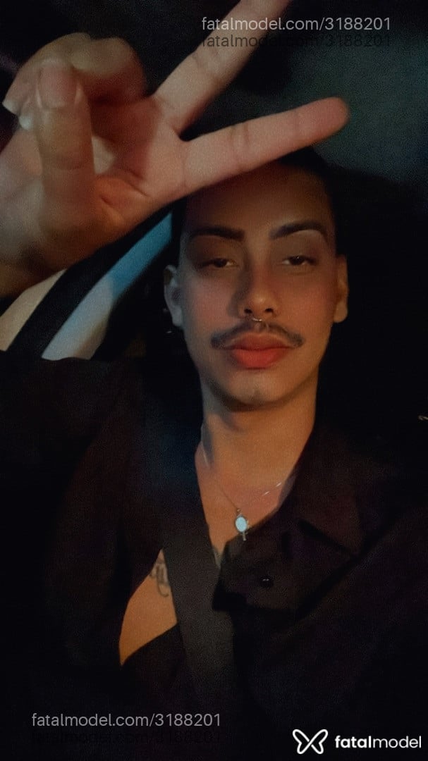 Acompanhante homem com cabelo castanho de olhos mel em Florianópolis - Tom Wmbellyne