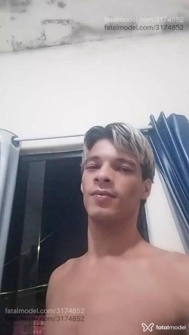 Acompanhante homem com cabelo colorido de olhos pretos - Matheus Sigilos Acompanhante homem com cabelo colorido de olhos pretos - Matheus Sigilos