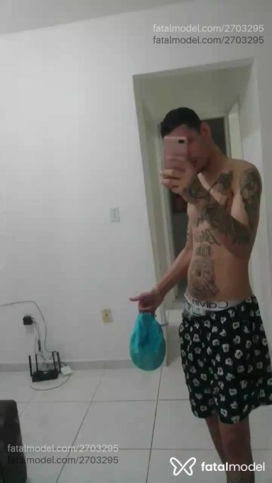 Acompanhante homem com cabelo grisalho de olhos castanhos - Bruno Acompanhante homem com cabelo grisalho de olhos castanhos - Bruno