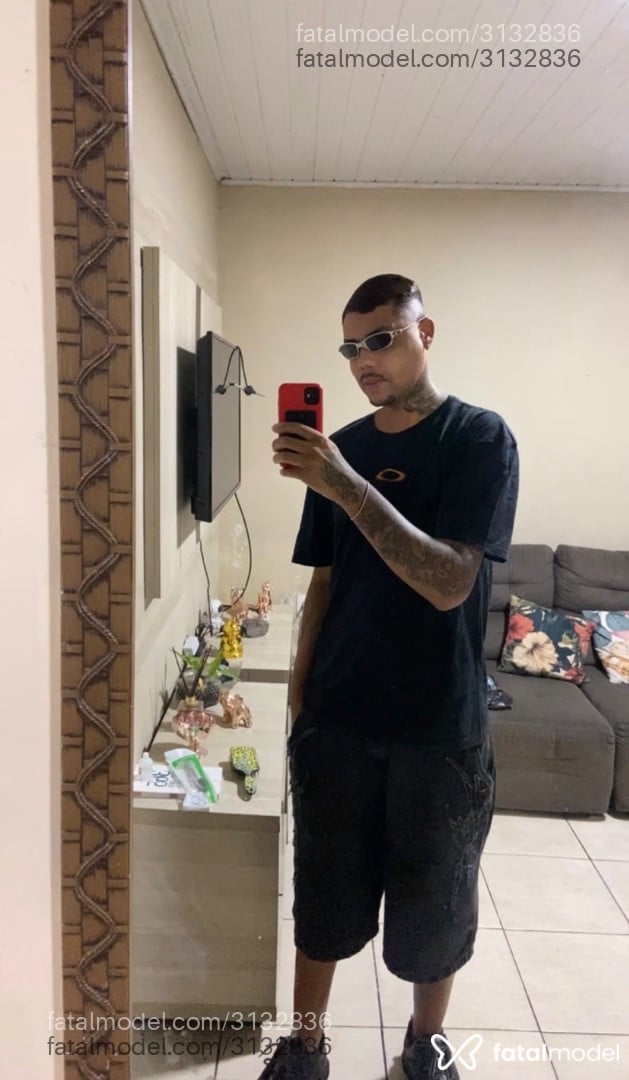 Acompanhante homem com cabelo castanho de olhos castanhos em Balneário Camboriú - Jcg