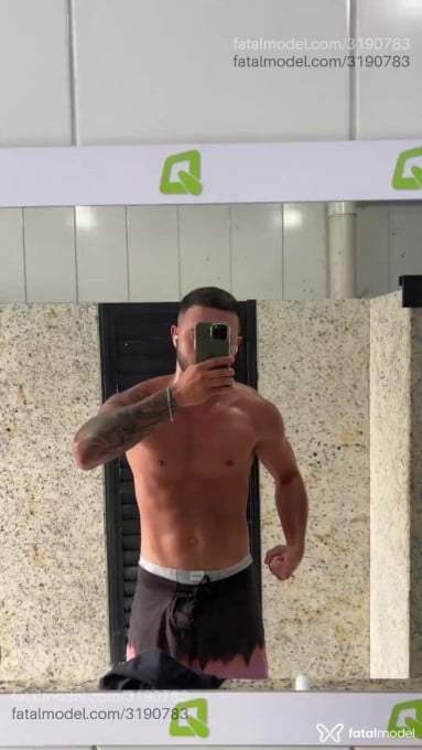 Acompanhante homem com cabelo castanho de olhos castanhos em Virtual - Daniel