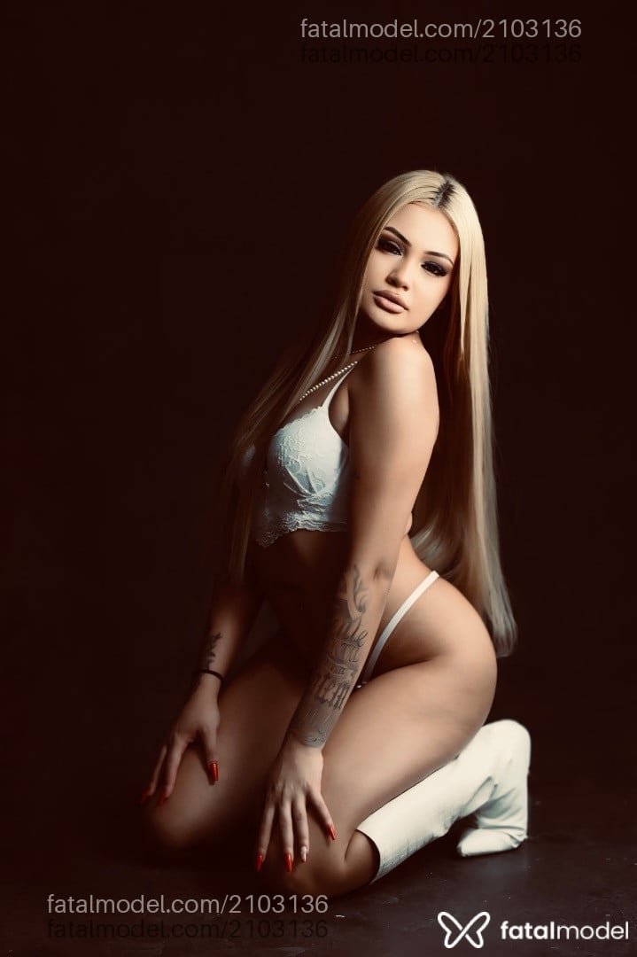 Acompanhante mulher com cabelo castanho de olhos mel em Itapema - Carol