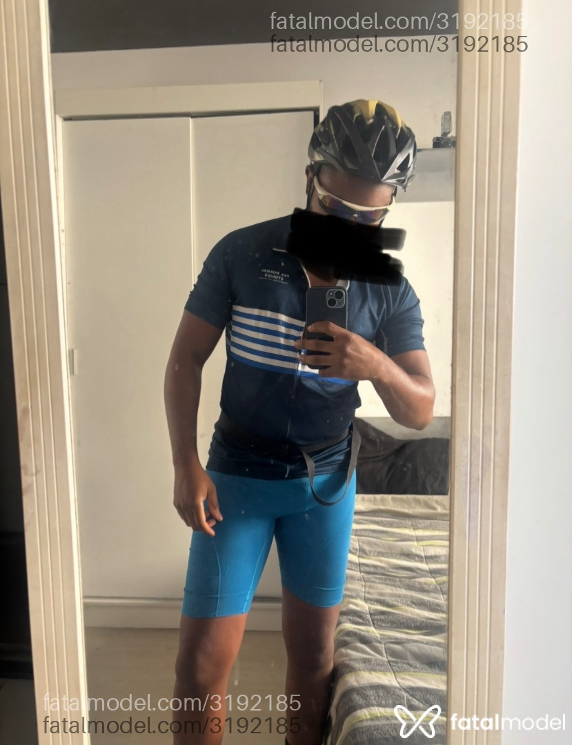 Acompanhante homem morena (o) de olhos pretos em Virtual Acompanhante homem morena (o) de olhos pretos em Virtual - Tony Biker