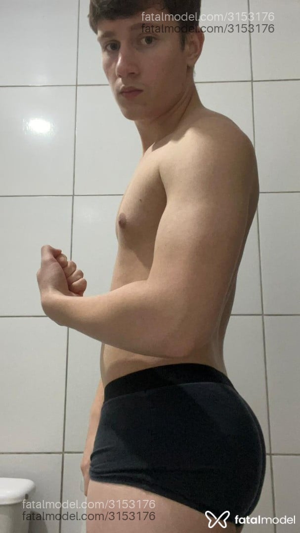 Acompanhante homem com cabelo castanho de olhos verdes - Novinhood