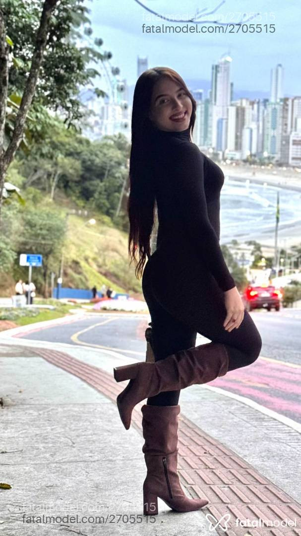 Acompanhante mulher com cabelo castanho de olhos mel - Agatha