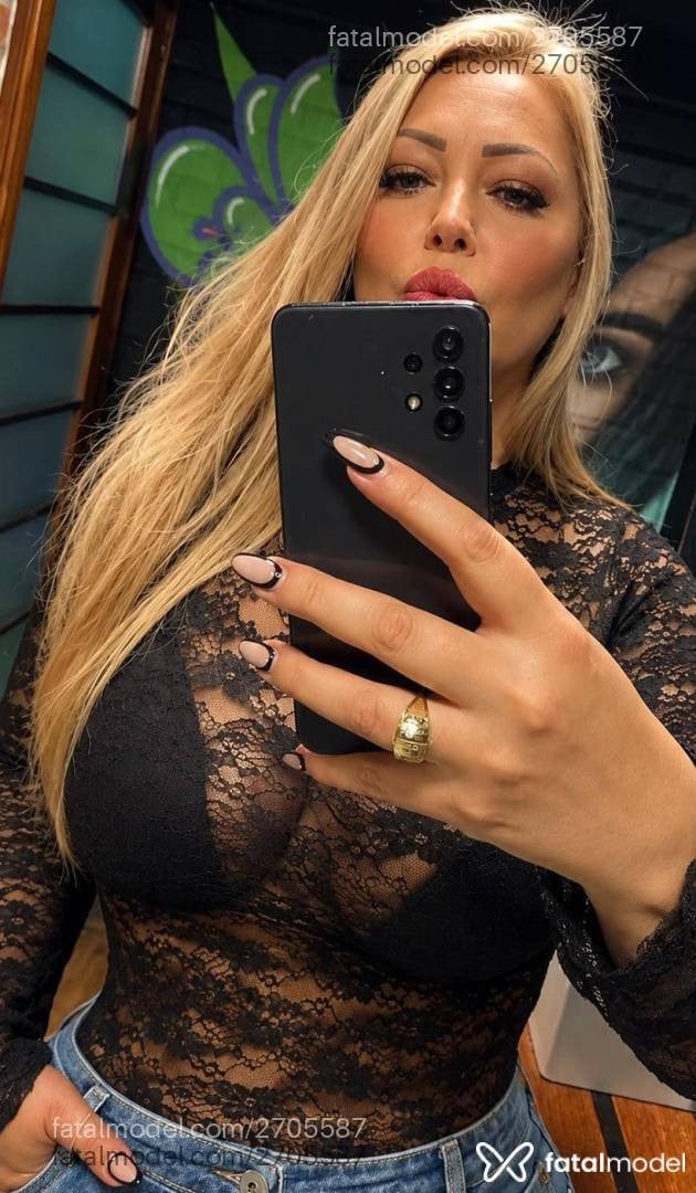 Acompanhante mulher com cabelo castanho de olhos castanhos - Alice