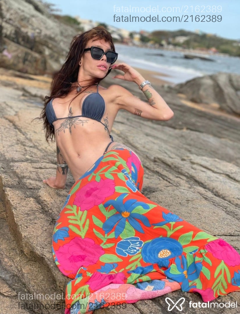 Acompanhante mulher trans com cabelo colorido de olhos mel em Cabo Frio - Agatha Fabulosa