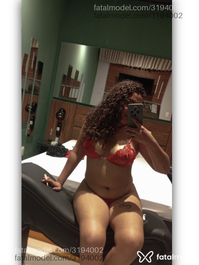 Acompanhante mulher com cabelo castanho de olhos castanhos em Virtual - Alice Evelyn
