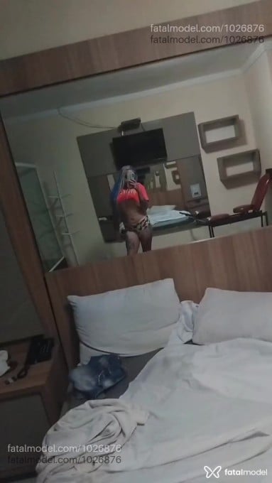 Acompanhante travesti com cabelo colorido de olhos castanhos em Paranaguá Acompanhante travesti com cabelo colorido de olhos castanhos em Paranaguá - Leandra