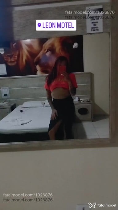 Acompanhante travesti com cabelo colorido de olhos castanhos em Paranaguá Acompanhante travesti com cabelo colorido de olhos castanhos em Paranaguá - Leandra