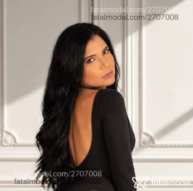 Acompanhante mulher com cabelo castanho de olhos castanhos - Lívia Santos