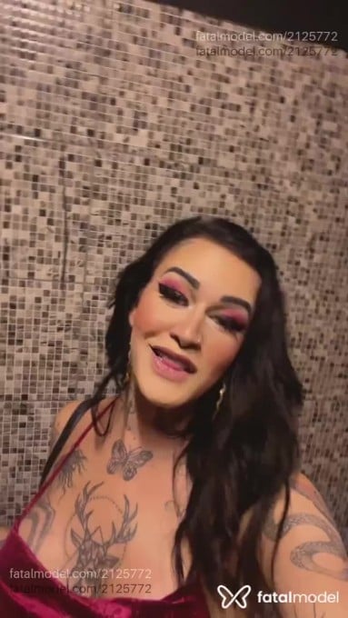 Acompanhante mulher trans com cabelo castanho de olhos verdes em Taboão da Serra - Tabata Lins