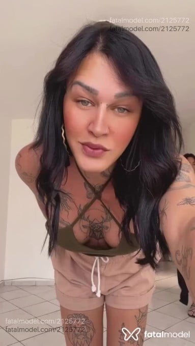 Acompanhante mulher trans com cabelo castanho de olhos verdes em Taboão da Serra - Tabata Lins
