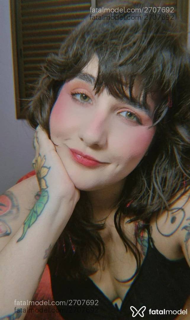 Acompanhante mulher com cabelo castanho de olhos verdes em Uberlândia - Mel Underline