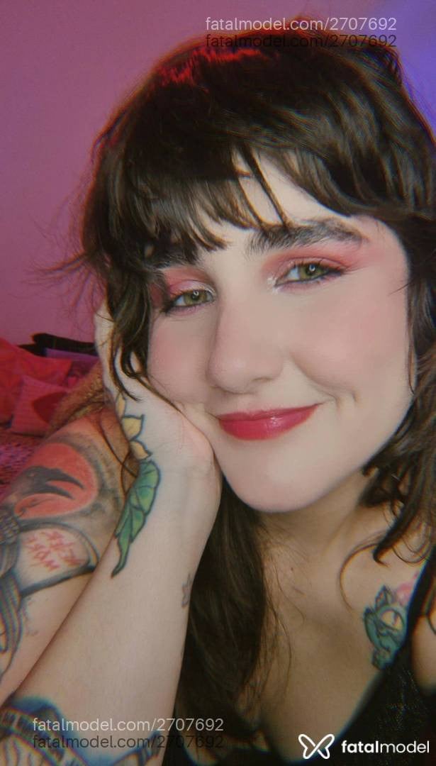 Acompanhante mulher com cabelo castanho de olhos verdes - Mel Underline Acompanhante mulher com cabelo castanho de olhos verdes - Mel Underline