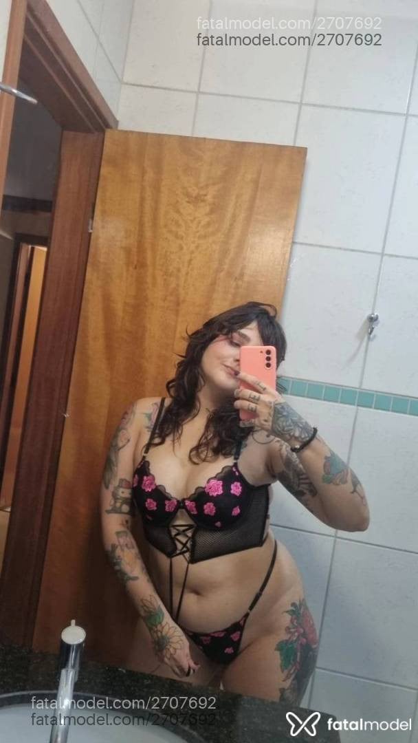 Acompanhante mulher com cabelo castanho de olhos verdes em Uberlândia - Mel Underline