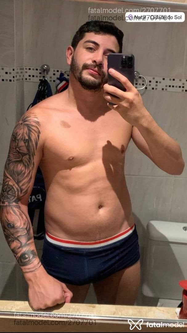 Acompanhante homem com cabelo castanho de olhos azuis - Boynatalense Acompanhante homem com cabelo castanho de olhos azuis - Boynatalense