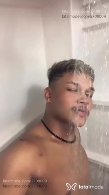 Acompanhante homem com cabelo castanho de olhos castanhos em Santarém Acompanhante homem com cabelo castanho de olhos castanhos em Santarém - Victor