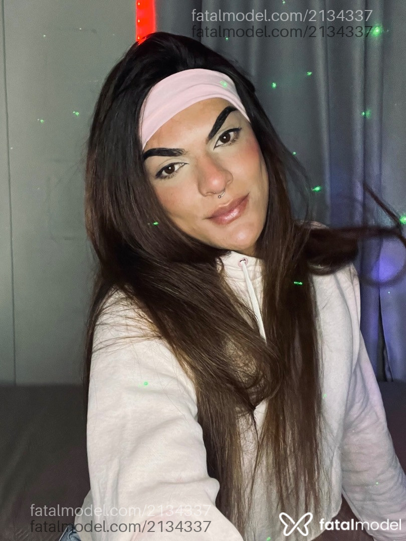 Acompanhante não-binário com cabelo castanho de olhos castanhos em Divinópolis Acompanhante não-binário com cabelo castanho de olhos castanhos em Divinópolis - Lia Ferrari