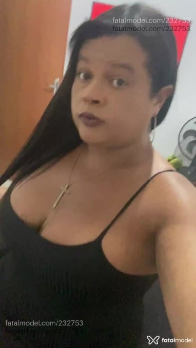 Acompanhante travesti com cabelo colorido de olhos mel em Várzea Grande - Thamela muniz