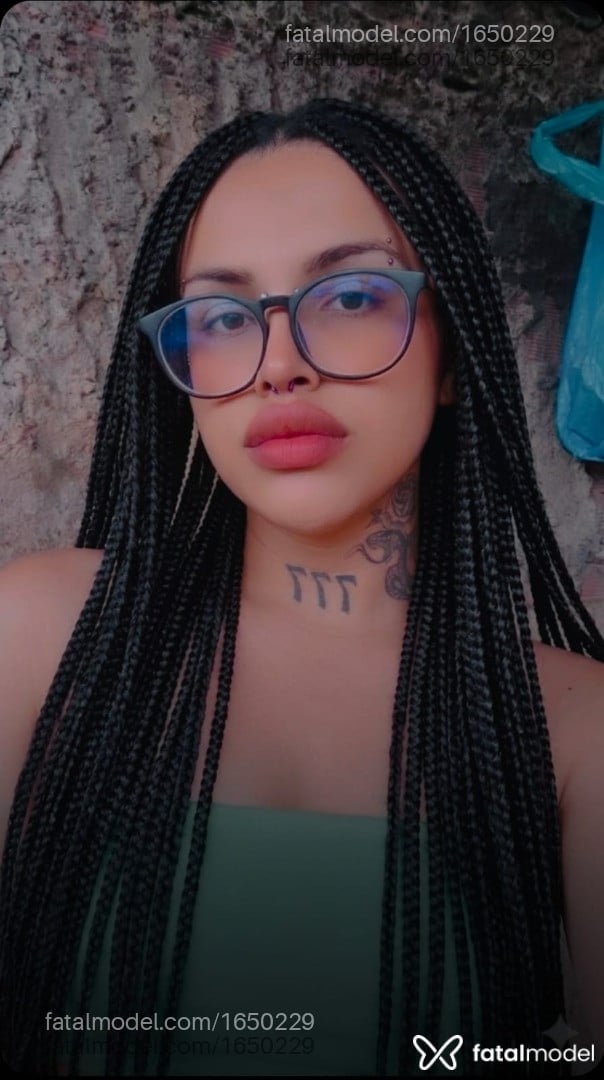 Acompanhante mulher trans com cabelo castanho de olhos castanhos em Anápolis - Aisha