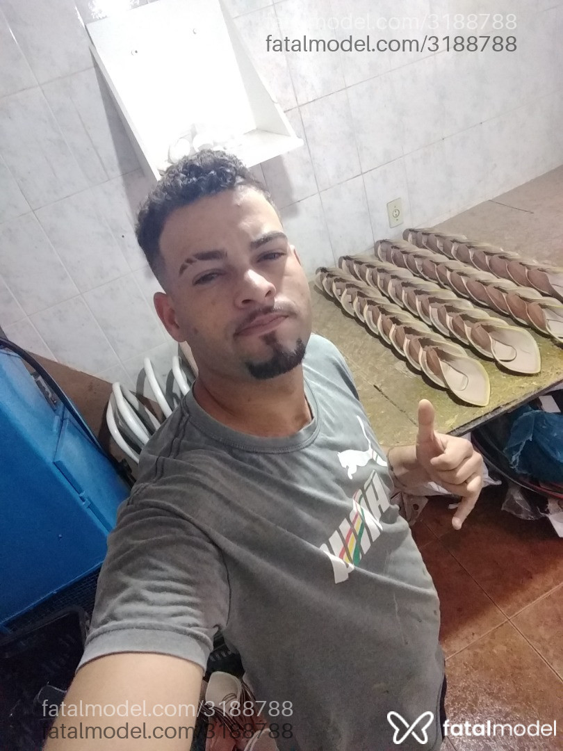 Acompanhante homem com cabelo castanho de olhos castanhos em Virtual Acompanhante homem com cabelo castanho de olhos castanhos em Virtual - Cowboymatuto